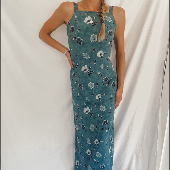 Dresses & Skirts - Gorgeous Blue Floral Dress